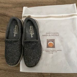 Skechers was a wools size 8 pre owned very comfy